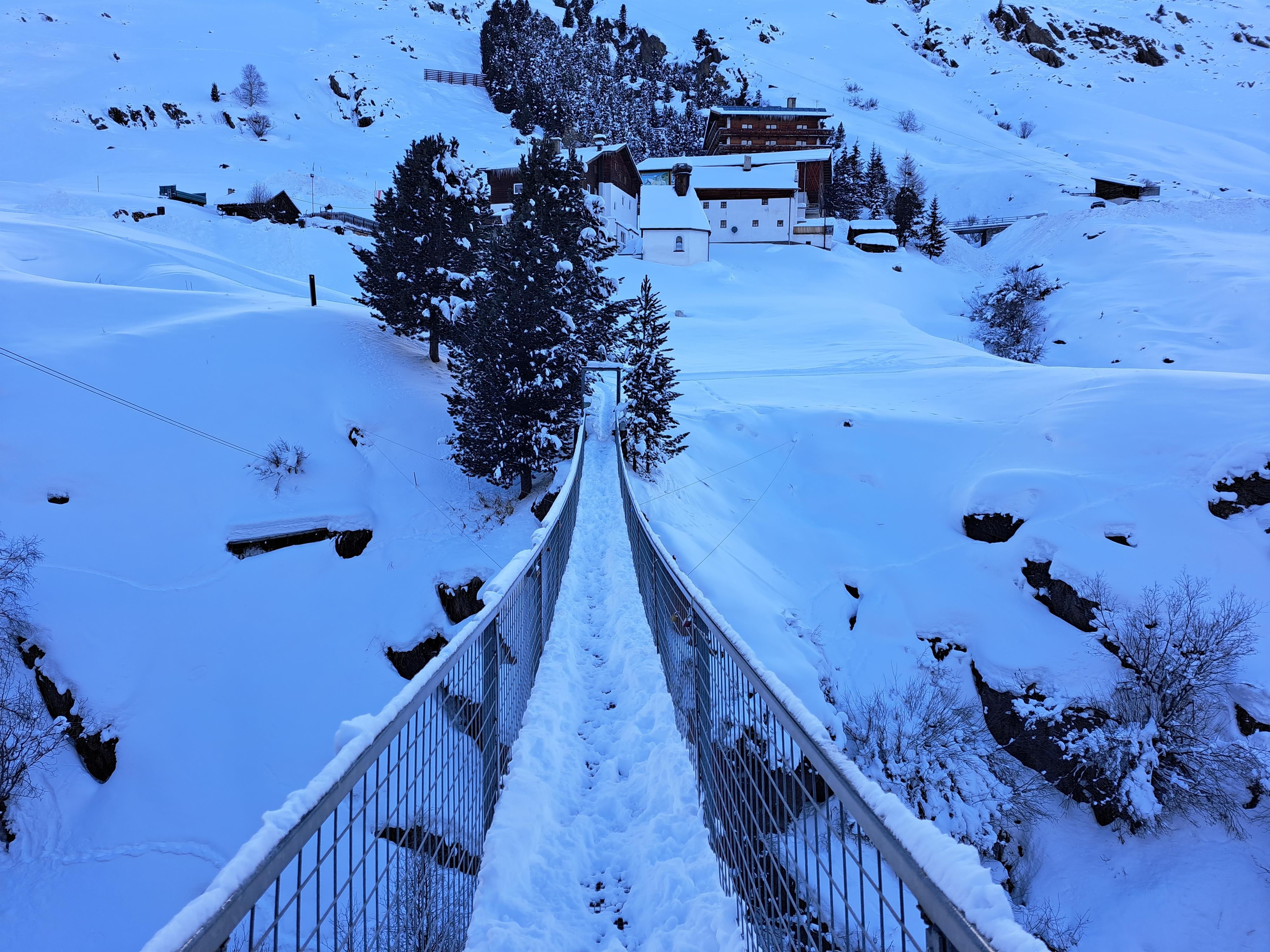 Hängebrücke im Winter