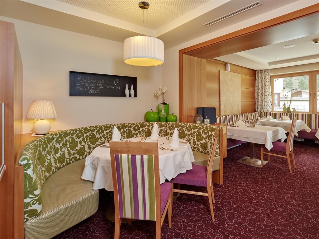 Speisesaal - &copy; unbekannt, Hotel Schöpf, C Copyright - alle Rechte vorbehalten