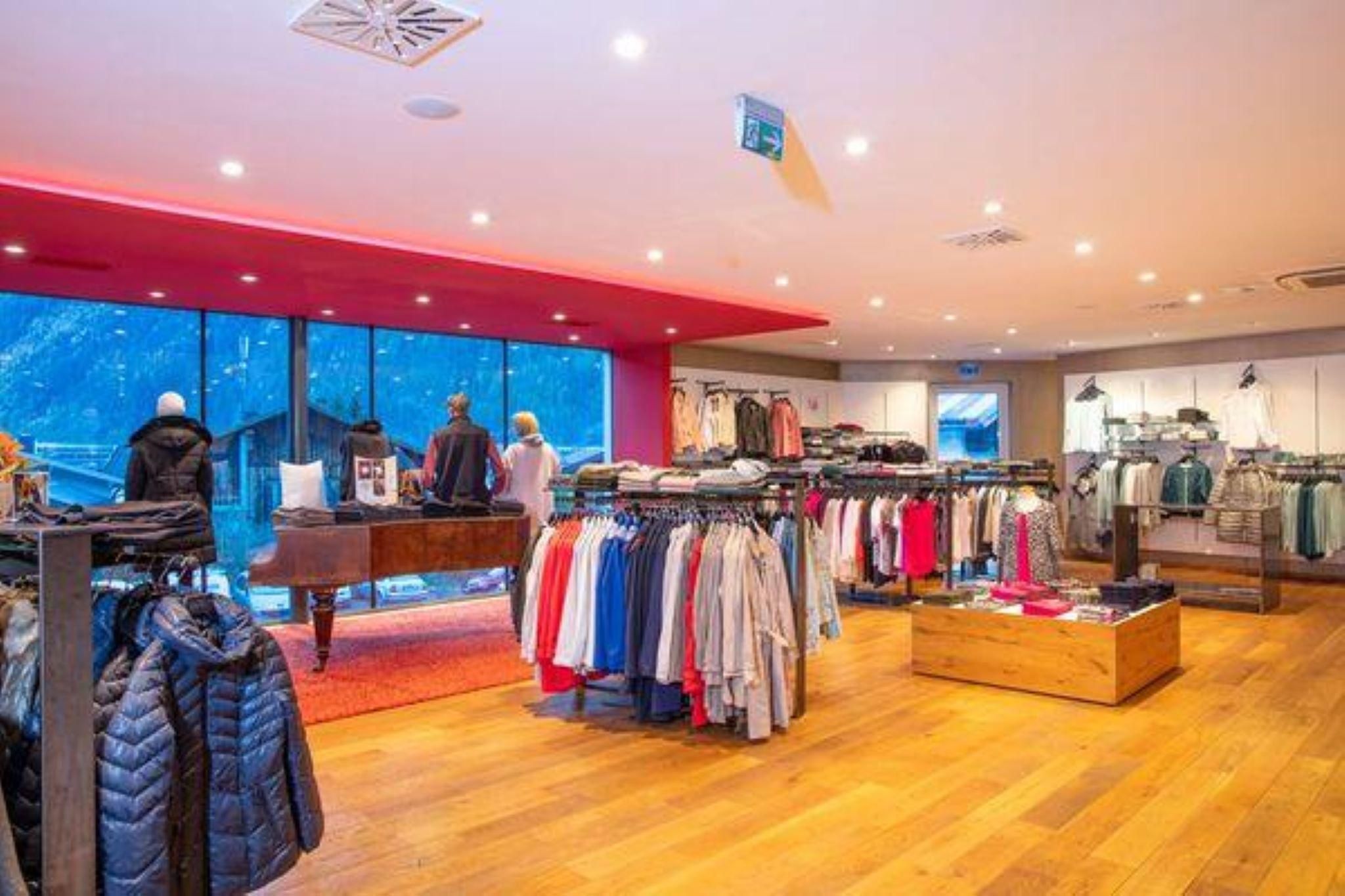 Innenansicht 1.Stock - © unbekannt, Fashion4You, C Copyright - alle Rechte vorbehalten