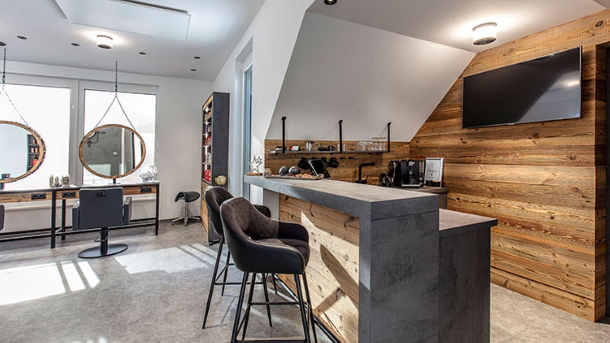 Bar - © unbekannt, Alpenkamm Meisterfriseur, C Copyright - alle Rechte vorbehalten