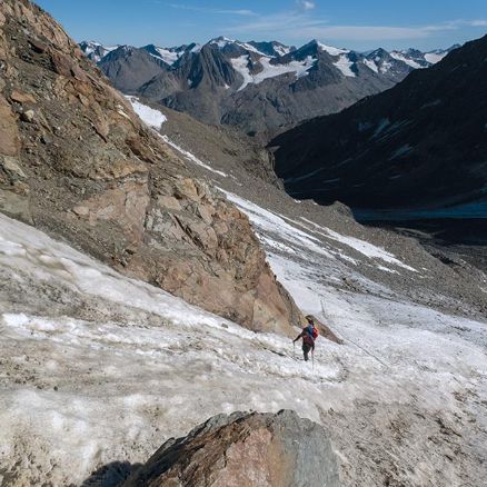 Die steile Schneerinne zum Klettersteig