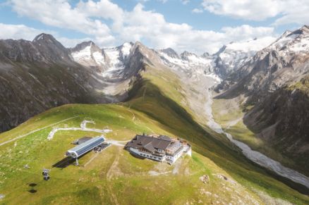 View from Hohe Mut to the glaciers, two hikers