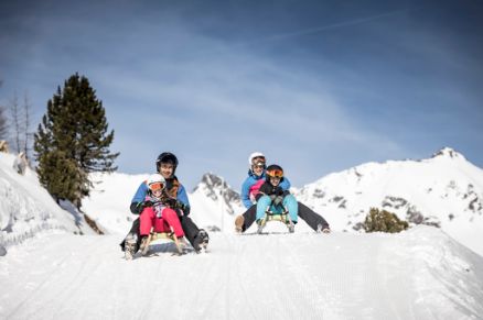 Familie rodeln Sölden Winter