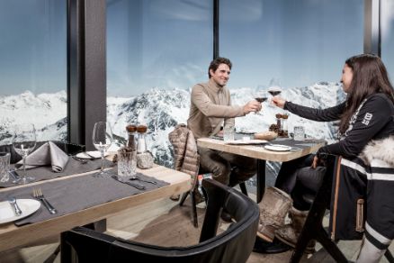 Ice Q Sölden Gaislachkogl Paar Restaurant Essen Kulinarik Genuss