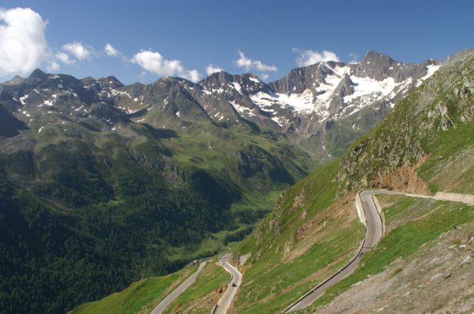 Italy is only a few hairpin bends away via Timmelsjoch