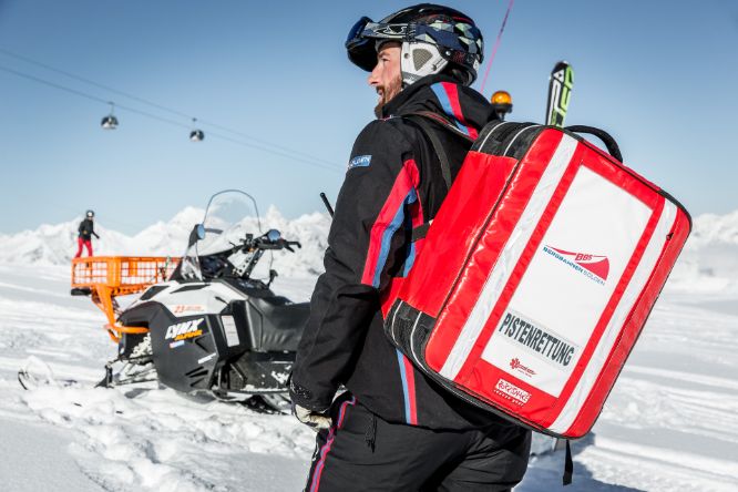 Pistenrettung Sölden Winter Skidoo Sicherheit